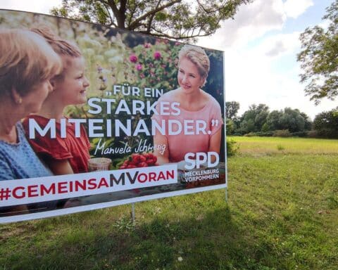SPD-Plakat zur Landtagswahl zeigt Kontroversen um Vetternwirtschaft und verwandte Beschäftigungen in Mecklenburg-Vorpommern.