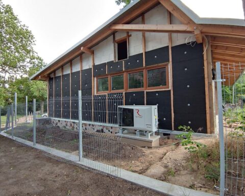 Neubau mit Wärmepumpe, der die Herausforderungen des neuen Heizungsgesetzes symbolisiert.