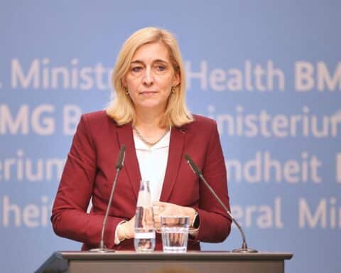 Bundesgesundheitsministerin Nina Warken spricht über Reformen zur Stabilisierung der gesetzlichen Krankenversicherung.