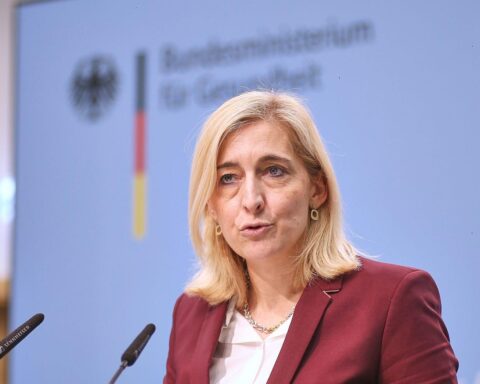 Nina Warken diskutiert die Verbesserung der elektronischen Patientenakte und deren Nutzen für Versicherte.