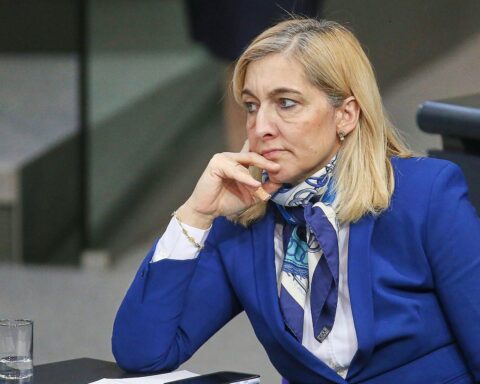Nina Warken, Bundesgesundheitsministerin, bei Pressekonferenz zu Zahnarztleistungen in der GKV.