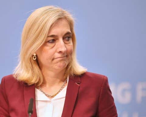 Nina Warken spricht über Frauenquote und Geschlechtergleichstellung in politischen Gremien.