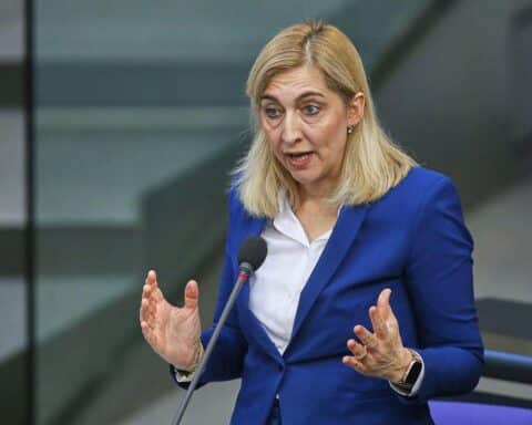 Nina Warken diskutiert Eizellenspende: Initiative für Unterstützung von Paaren mit Kinderwunsch.