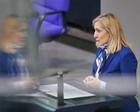 Nina Warken diskutiert Pflegekostenreform zur Entlastung von Heimbewohnern.