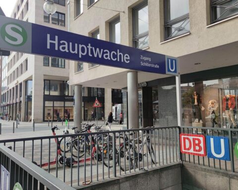 Eingeschränkter Nahverkehr: Leerer S- und U-Bahnhof während des Warnstreiks in Frankfurt.