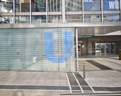 Frankfurter U-Bahn-Station, leere Gleise, Warnstreiksschild, Hinweisschilder für alternative Verkehrsmittel.