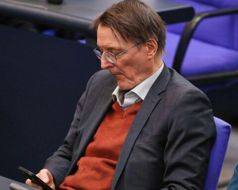 Karl Lauterbach fordert Termingarantie für Facharzttermine, um Wartezeiten zu verkürzen.