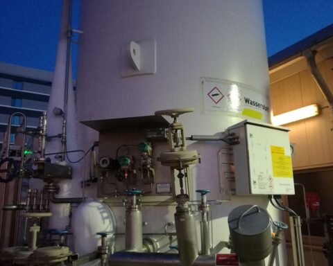 Wasserstoff-Behälter symbolisieren Fortschritt in der nachhaltigen Energie- und Wasserstoffwirtschaft der Wesermarsch.