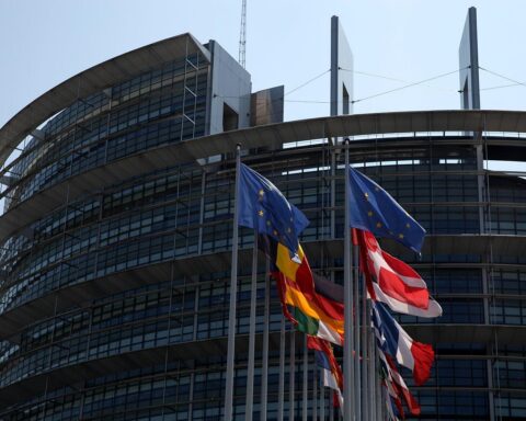 EU-Parlament in Straßburg: Entscheidungsträger debattieren demokratische Reformen und zeitgemäße Herausforderungen.