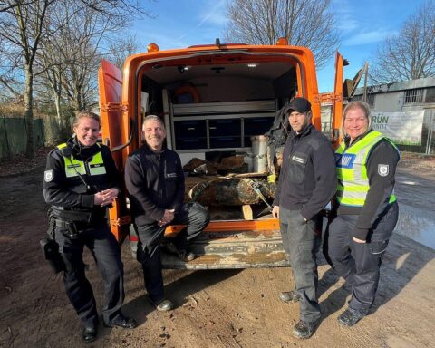 Entschärfung einer Fliegerbombe: Einsatzteam und entschärfte Bombe in Köln-Neubrück.