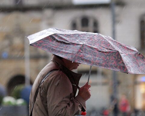Wolkenverhangenes Wetter mit Regen, Wind und eventuell Schnee oder Graupel in der Region.