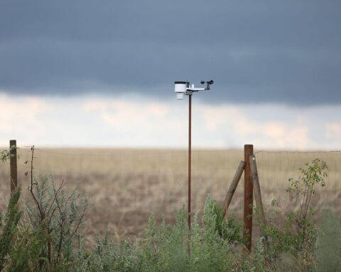 Wetterstation zeigt bewölkten Himmel, Regen und windige Bedingungen in Baden-Württemberg.
