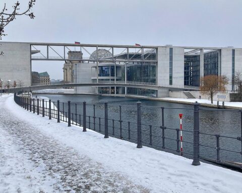 Winterliche Berliner Schneelandschaft, bedeckter Himmel und kalte Temperaturen, frostige Atmosphäre.