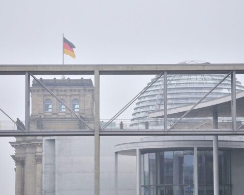 Grauer Berliner Himmel mit leichtem Schnee, Temperaturen um den Gefrierpunkt und Glättegefahr.