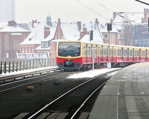 S-Bahn im Winter, mit Schnee und glatten Wegen, symbolisiert wechselhaftes, kaltes Wetter in Berlin.