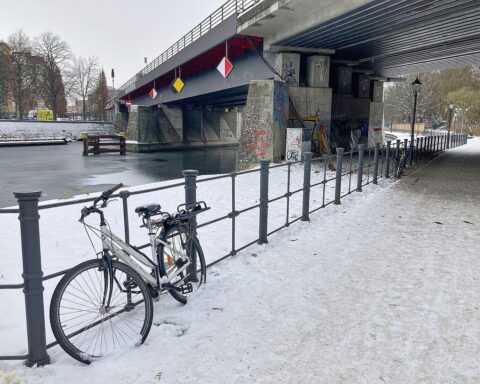 Bedeckter Himmel über Berlin mit leichtem Schneefall und frostigen Temperaturen.