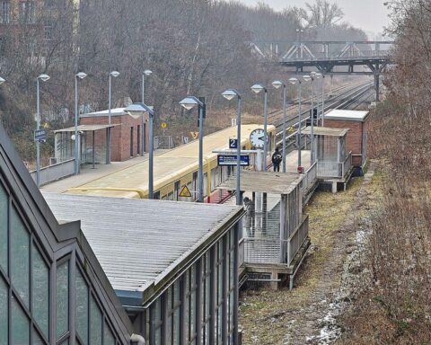 Winterliche S-Bahn in Berlin, bei wechselnder Bewölkung und frostigen Temperaturen.