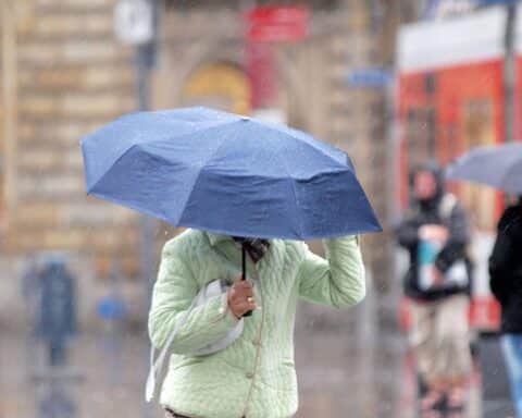 Wechselhaftes Wetter mit Wolken, Regen und Wind in Berlin und Brandenburg.