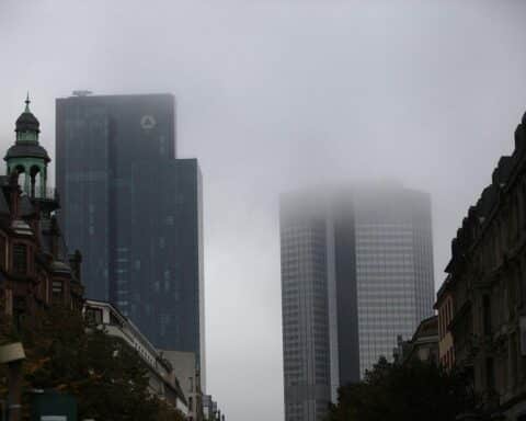 Frankfurter Bankentürme im Nebel, symbolisieren trübes Wetter und niedrige Sichtverhältnisse in Hessen.