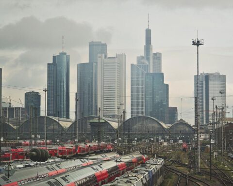 Skyline von Frankfurt am Main, starke Bewölkung und Regen- bzw. Schneewetter sind sichtbar.