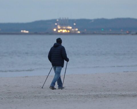 Spaziergang am Strand unter bewölktem Himmel, mit frostigen Temperaturen und möglichen Schneefällen.