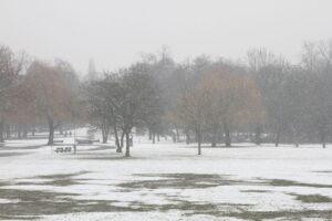 Wetterbericht für Baden-Württemberg (18.02.2026) Winterliche Landschaft mit Schnee, bewölktem Himmel und frostigen Temperaturen in Nordrhein-Westfalen.
