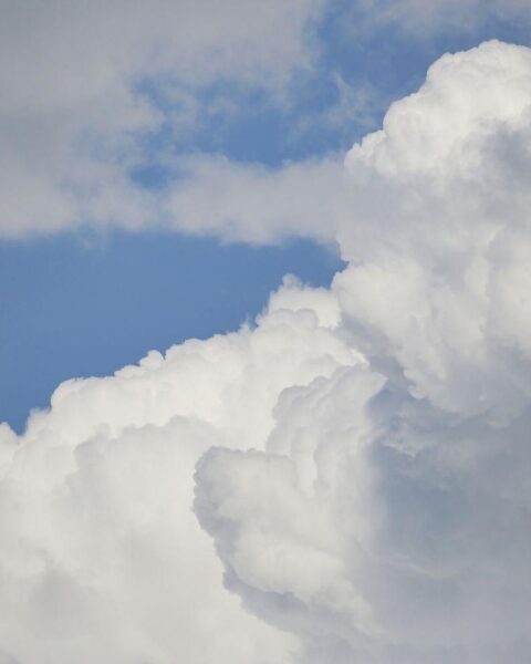Stark bewölkter Himmel über Mecklenburg-Vorpommern, trockenes Wetter, gelegentliche Sonnenstrahlen.