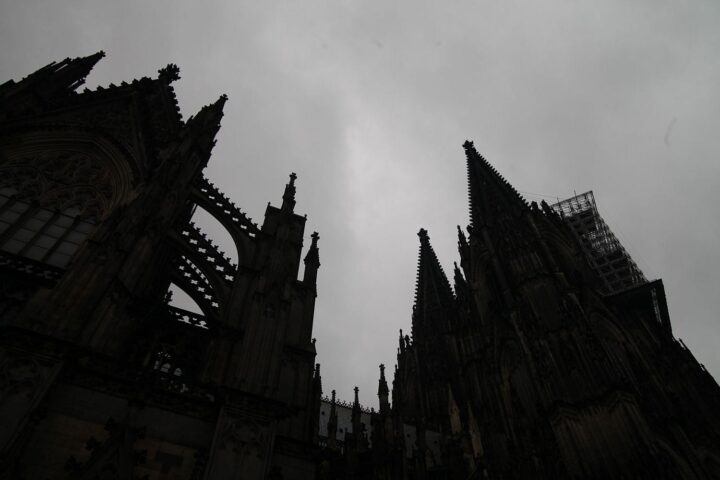 Kölner Dom unter grauen Wolken, verworrene Stimmung bei trübem, wechselhaftem Wetter.