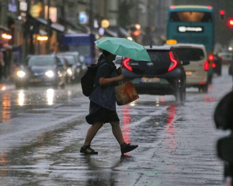 Stark bewölkter Himmel mit Regen und Glättegefahr; Möglichkeiten für Schnee im Norden.