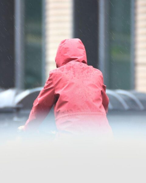 Mann mit Kapuze im Regenwetter-Umfeld, Archivfoto, deutet Gewitter und Schauer in Sachsen-Anhalt an.