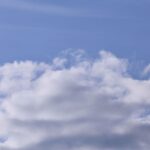 Blauer Himmel mit einigen Wolken, der freundliche Sonnenschein spiegelt das schöne Wetter wider.