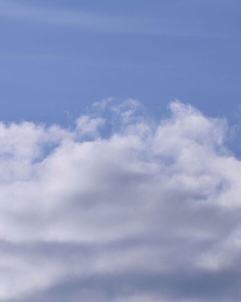 Blauer Himmel mit wechselnden Wolken; sonnige und bewölkte Abschnitte, trockenes Wetter.