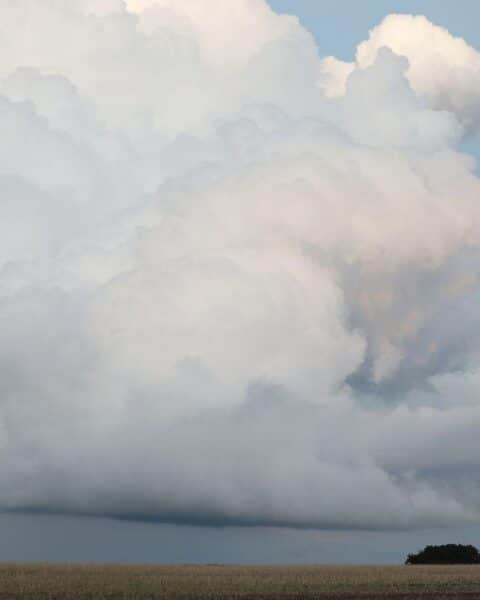 Wolkenhimmel über einer frostigen, stark bewölkten Landschaft in Sachsen während des Winters.