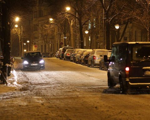 Schneebedeckte Straße unter grauem Himmel, Zeichen für winterliche Wetterbedingungen in Sachsen-Anhalt.