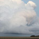 Graue Wolken über Niedersachsen, drohender Regen und wechselhaftes Wetter mit kühleren Temperaturen.