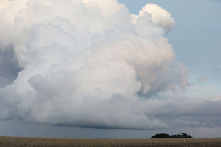Graue Wolken über Niedersachsen, drohender Regen und wechselhaftes Wetter mit kühleren Temperaturen.