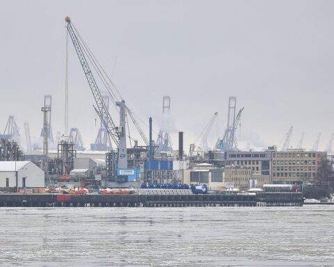 Ein kalter, nebliger Hamburger Hafen mit frostigem Wasser und leicht bewölktem Himmel.
