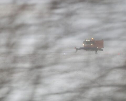 Streufahrzeug in schneebedeckter Landschaft, symbolisiert Winterwarnung und mögliche Gefahren in Hessen.
