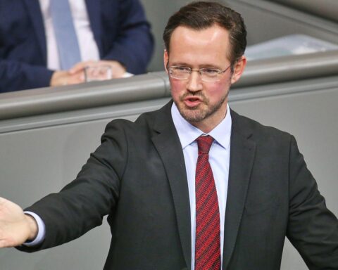 Dirk Wiese, SPD-Politiker, diskutiert sozialfinanzielle Reformen im Bundestag.