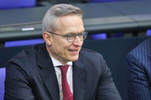 Karsten Wildberger präsentiert die neue Bürger-App für digitale staatliche Dienste in Berlin.