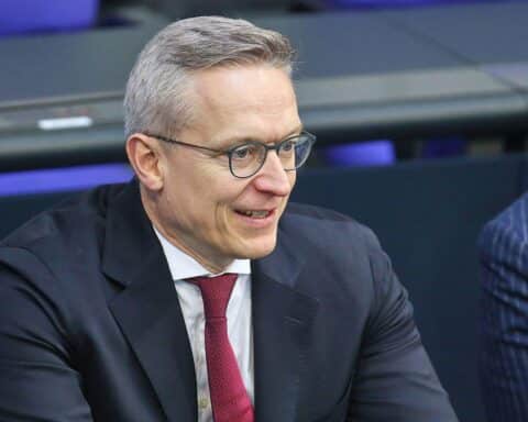 Karsten Wildberger präsentiert die neue Bürger-App für digitale staatliche Dienste in Berlin.