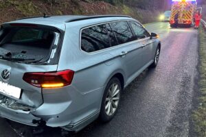 Verunfallte Fahrzeuge nach Auffahrunfall durch Wildschweine auf maroder Straße, Polizei und Rettungsdienst vor Ort.