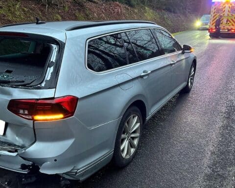 Verunfallte Fahrzeuge nach Auffahrunfall durch Wildschweine auf maroder Straße, Polizei und Rettungsdienst vor Ort.
