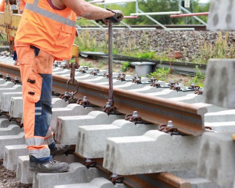 Gleisanlagen-Bauarbeiten symbolisieren dringenden Fortschritt und effiziente Infrastrukturprojekte in Deutschland.