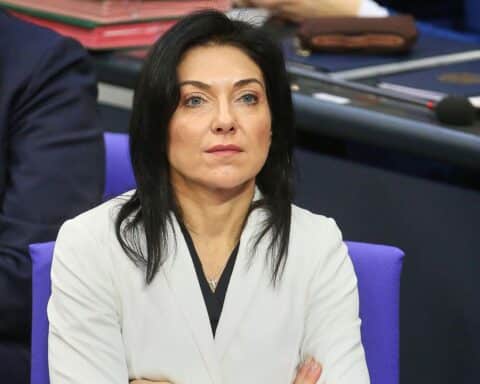 Katherina Reiche diskutiert Steuerentlastungen für Unternehmen und Beschäftigte in Berlin.