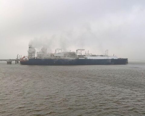 Schwimmendes LNG-Terminal: Symbol für gesicherte Gasversorgung trotz geopolitischer Spannungen.