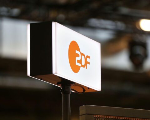 ZDF-Logo mit Schlagzeile über Fake-Videos und personelle Konsequenzen in der Berichterstattung.