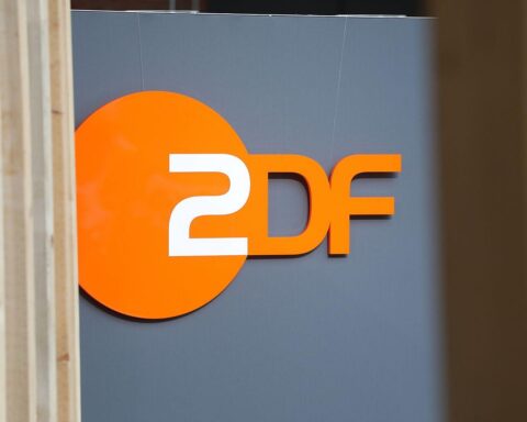 ZDF-Logo mit Meldung über Fehler im "Heute-Journal" zur Abschiebung von Minderjährigen in den USA.