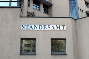 Leeres Standesamt mit Tischen und Stühlen, Symbol für rückläufige Eheschließungen in Deutschland.
