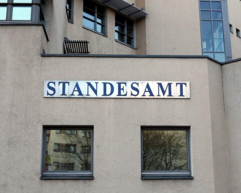 Leeres Standesamt mit Tischen und Stühlen, Symbol für rückläufige Eheschließungen in Deutschland.